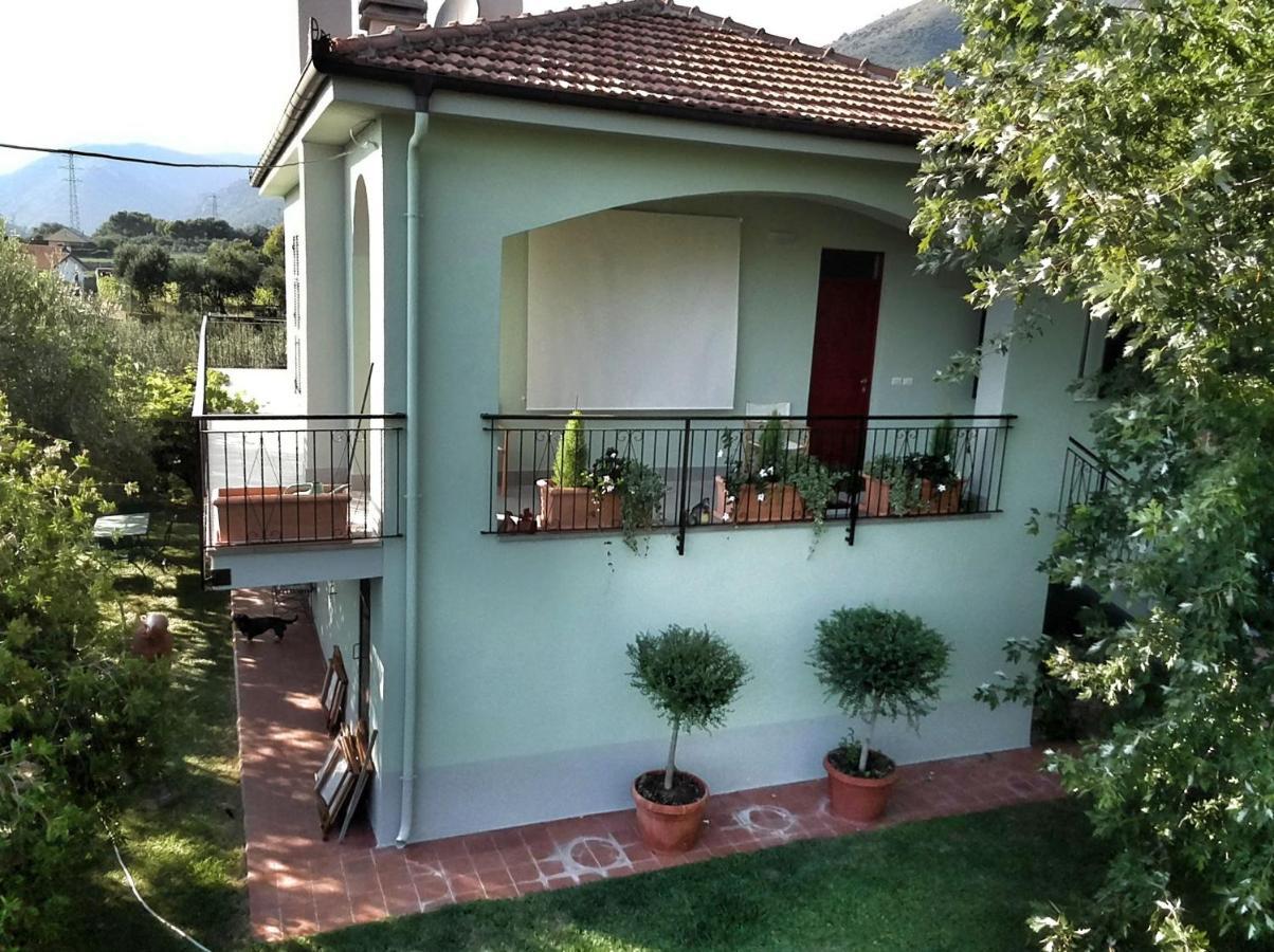 Independent Apartment With A Fabulous Patio - Casa Penny Cisano sul Neva エクステリア 写真